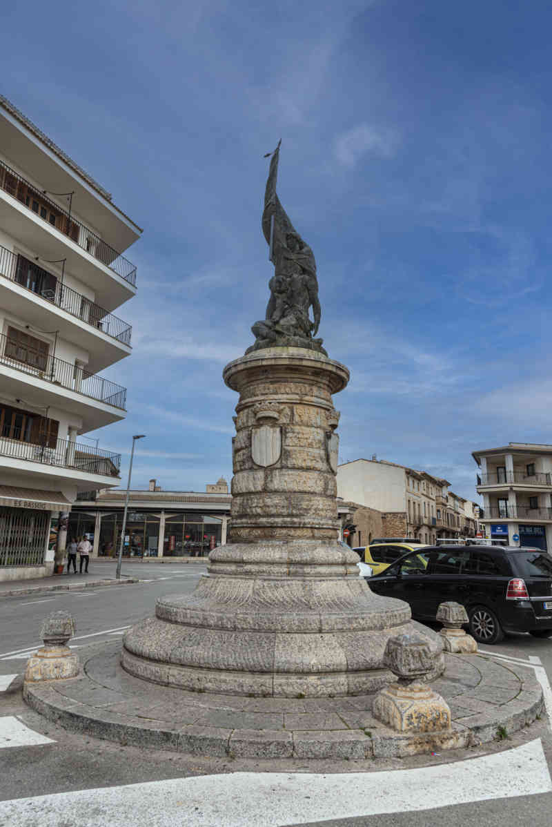 Mallorca - Llucmajor 15 - monumento a Jaume III.jpg